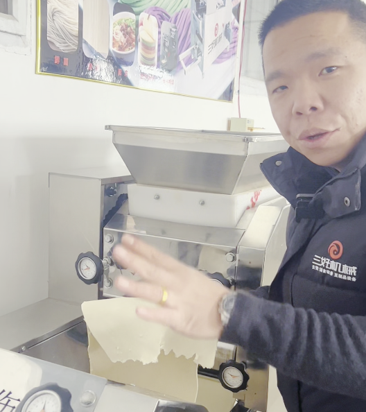作為一個新手小白應該怎么使用面條機制作面條？
